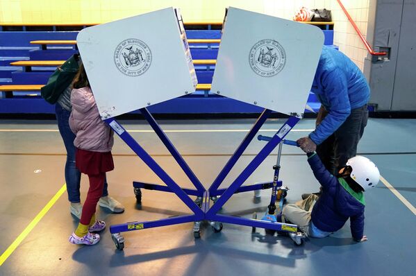 La votación en las elecciones de medio mandato al Congreso en un colegio electoral de Nueva York. - Sputnik Mundo