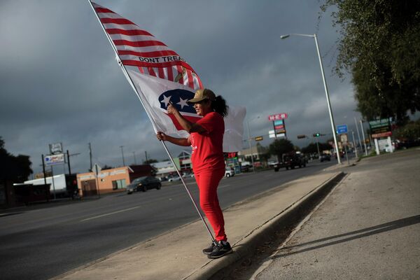 Un simpatizante del Partido Republicano frente a un colegio electoral en la ciudad de Uvalde, Texas. - Sputnik Mundo