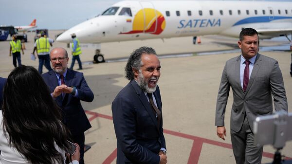 Armando Benedetti, embajador de Colombia en Venezuela, sonríe tras la llegada de un avión de la aerolínea Satena procedente de Bogotá, Colombia, al aeropuerto internacional Simón Bolívar de La Guaira, Venezuela, 9 de noviembre - Sputnik Mundo
