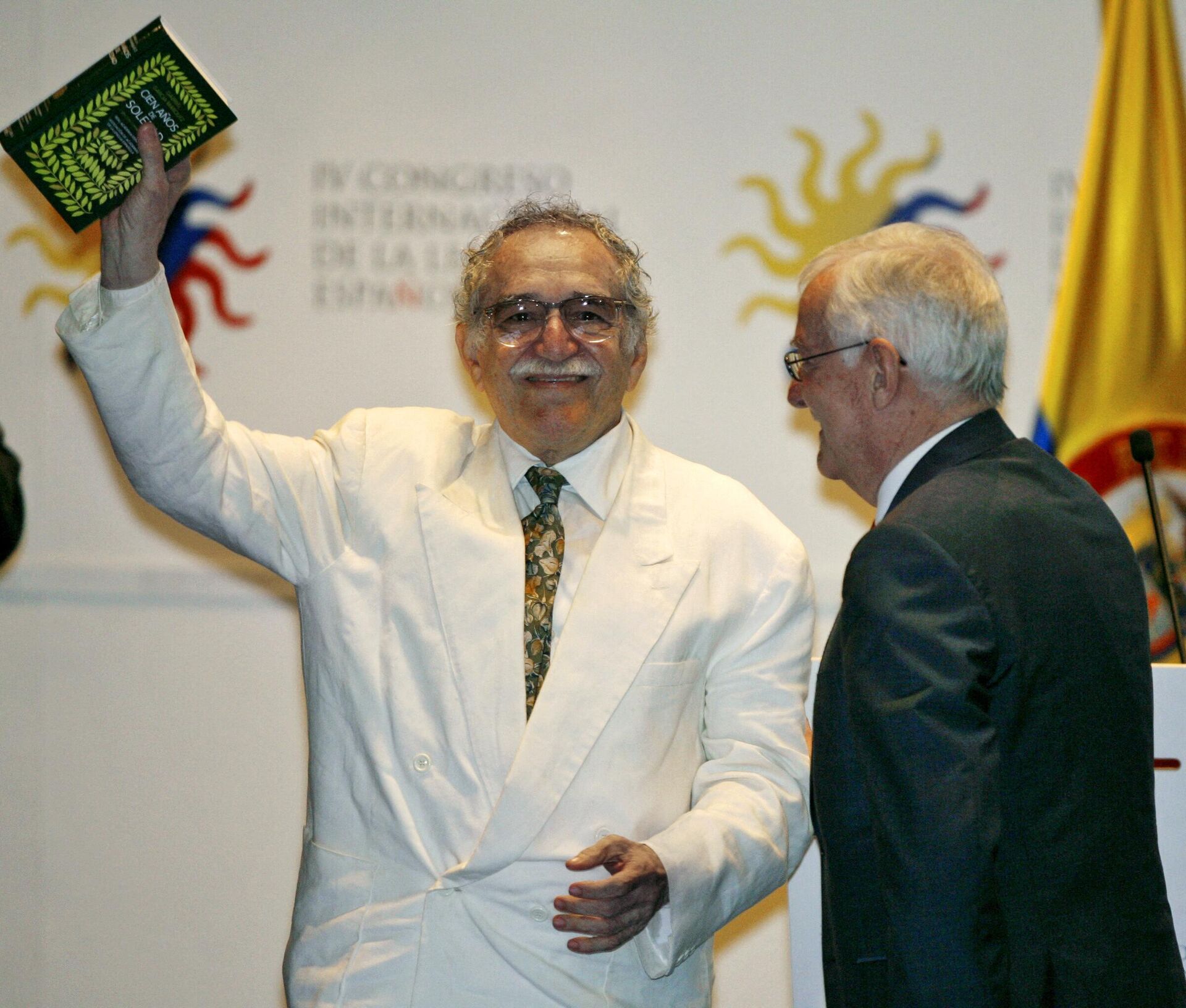 El novelista colombiano Gabriel García Márquez celebra una edición conmemorativa de Cien años de soledad. - Sputnik Mundo, 1920, 11.11.2022