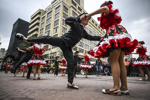 Artistas de Bogotá interpretan la danza nacional colombiana y venezolana Joropo en la celebración de su inscripción en la Lista del Patrimonio Cultural Inmaterial de la Unesco. - Sputnik Mundo