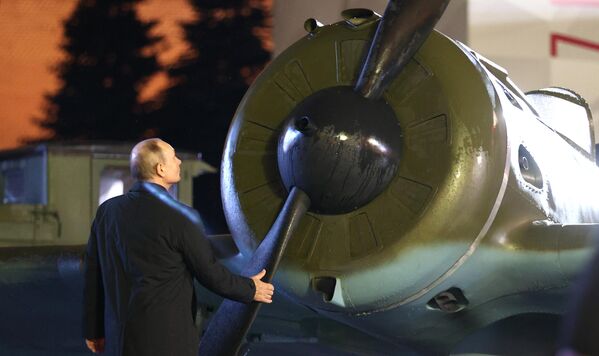 El presidente ruso, Vladímir Putin, en la Plaza Roja en una exposición interactiva dedicada a la historia de la defensa de Moscú y al 81 aniversario del desfile militar de 1941. - Sputnik Mundo