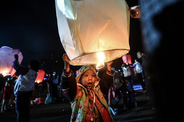 Un niño con una linterna de papel durante el festival de las luces de Tazaungdaing en Pyin Oo Lwin, Birmania. - Sputnik Mundo