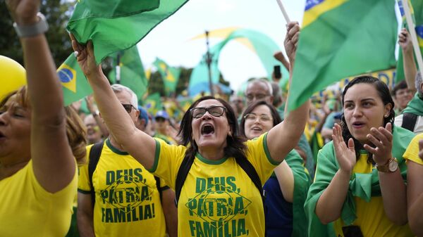 Manifestantes bolsonaristas en Brasil - Sputnik Mundo