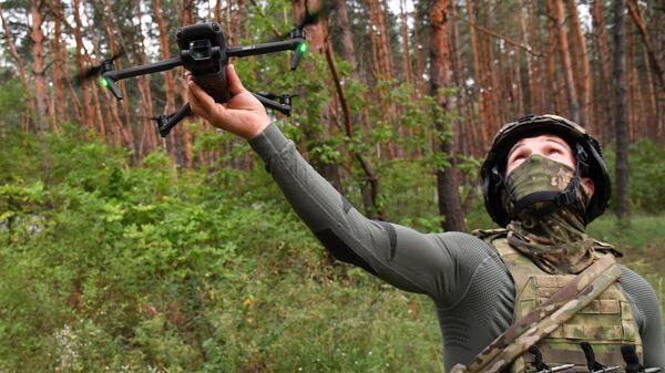 Un soldado ruso despliegua un dron en la zona de combate en Ucrania  - Sputnik Mundo