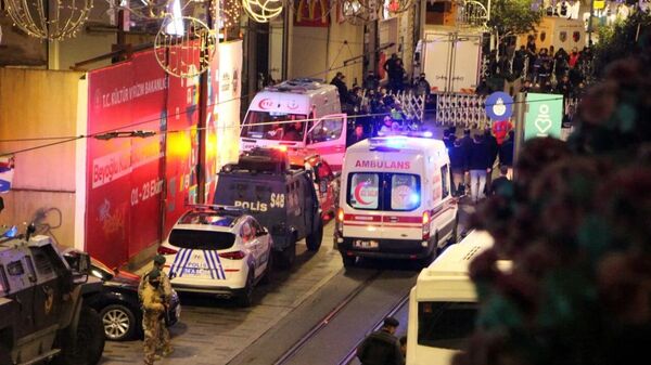 Elementos de emergencia ayudaron a los heridos, más de 80, tras una detonación de bomba en Estambul. - Sputnik Mundo