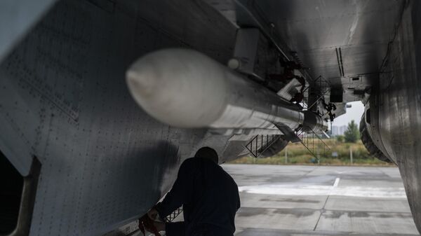 Un técnico de mantenimiento instala los misiles R-77 en un Su-35S ruso - Sputnik Mundo