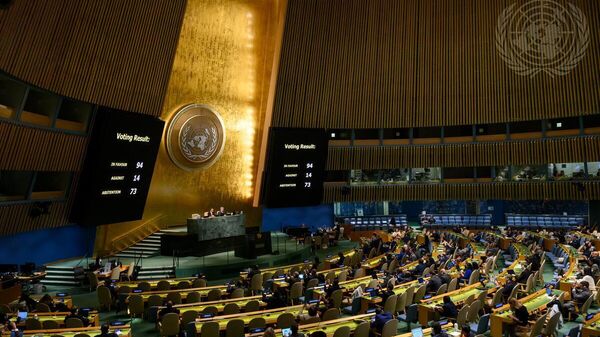 Pánel de votación en la Asamblea General sobre el pago de reparaciones a Ucrania desde Rusia. - Sputnik Mundo