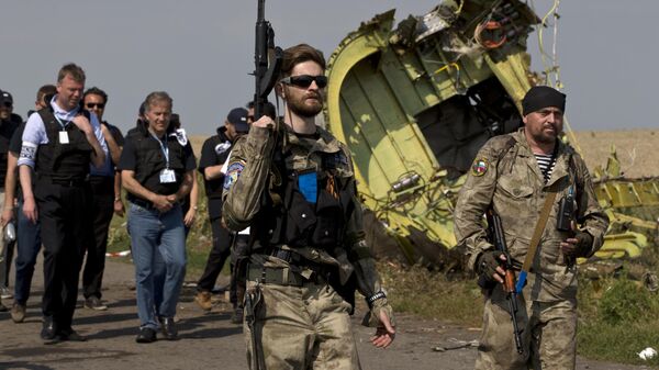 Representantes de las milicias de la república de Donetsk y los miembros de la misión de la OSCE en Ucrania llegan para una reunión informativa con los medios de comunicación en el lugar donde se estrelló el vuelo 17 de Malaysia Airlines - Sputnik Mundo