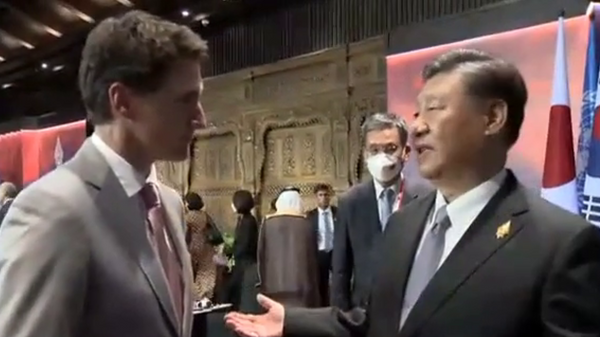 El primer ministro canadiense, Justin Trudeau, y el presidente chino, Xi Jinping, durante la cumbre de líderes del G20 en Nusa Dua, Bali, Indonesia, el 15 de noviembre de 2022 - Sputnik Mundo