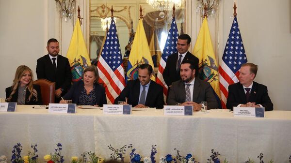 Firma de un convenio de cielos abiertos entre Estados Unidos y Ecuador. - Sputnik Mundo