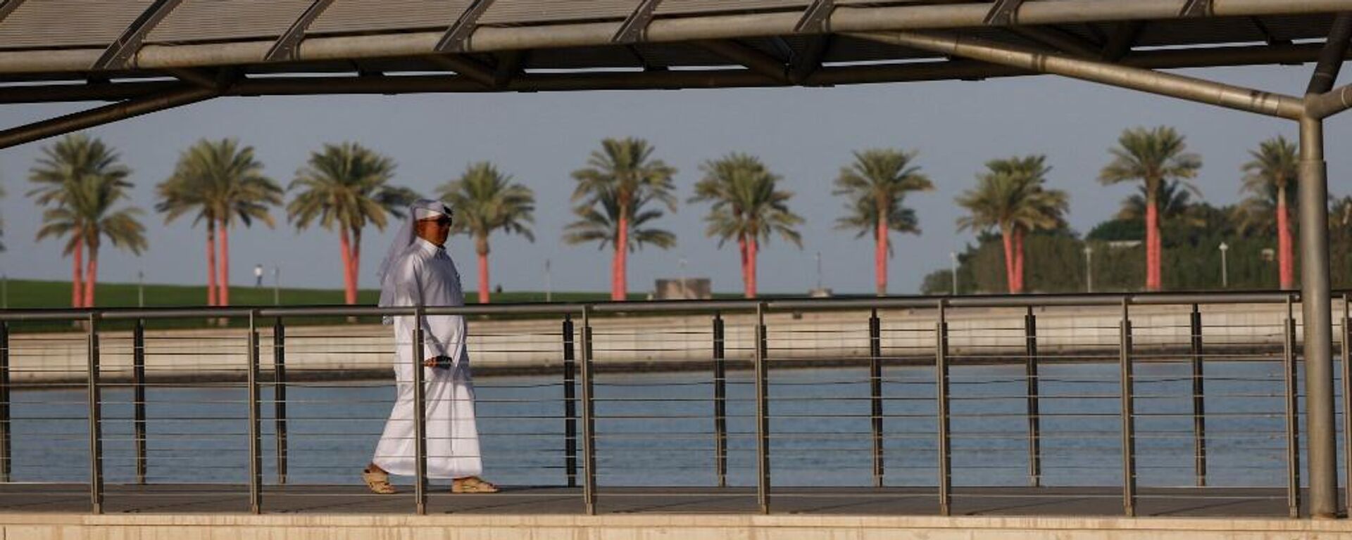 Un hombre camina sobre un puente después de visitar el Museo del Islam en Doha, Catar, en noviembre de 2022, previo a la Copa del Mundo.  - Sputnik Mundo, 1920, 17.11.2022