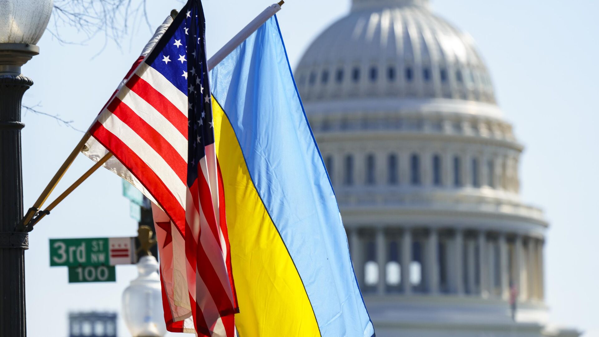 Banderas de EEUU y Ucrania - Sputnik Mundo, 1920, 16.02.2023
