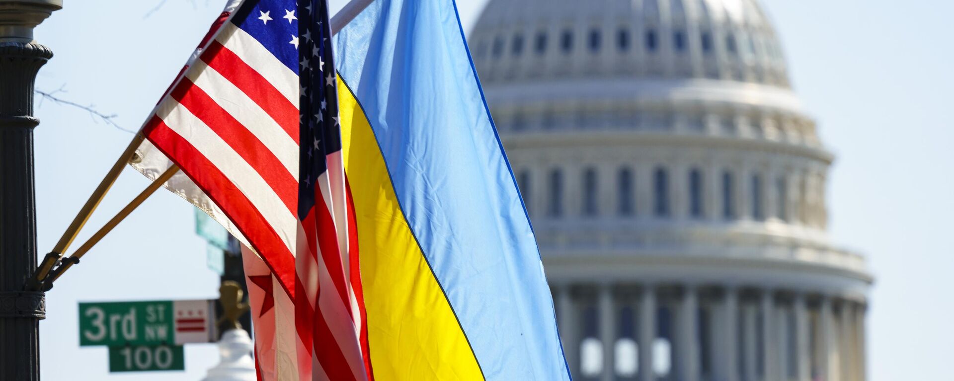 Banderas de EEUU y Ucrania - Sputnik Mundo, 1920, 08.02.2024