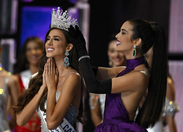 Diana Silva, la nueva Miss Venezuela, recibe la corona de manos de Amanda Dudamel, ganadora del título de Miss Venezuela 2021, durante el espectáculo final del Concurso Nacional de Belleza en Caracas. - Sputnik Mundo
