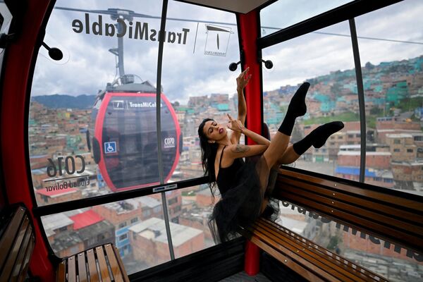 Una bailarina actúa en el TransmiCable en Bogotá, Colombia, durante el festival Danza en la Ciudad. - Sputnik Mundo