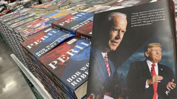 Los rostros de Joe Biden y Donald Trump en el libro Peril, de Bob Woodward y Roberta Costa - Sputnik Mundo