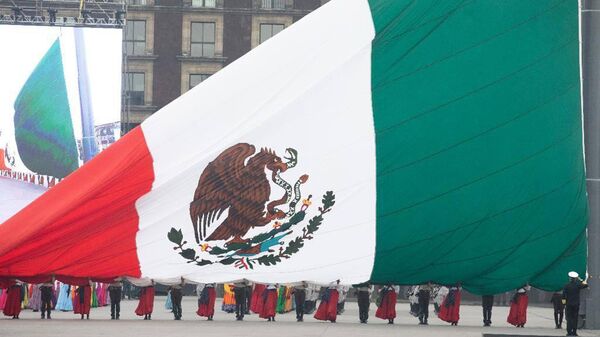 La bandera de México se izó en ceremonia conmemorativa en la capital del país. - Sputnik Mundo