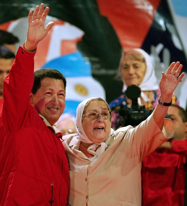 A partir del 30 de abril de 1977 las mujeres argentinas se reunieron en la céntrica Plaza de Mayo de Buenos Aires con fotos de sus hijos desaparecidos. Pronto empezaron a llamarse Madres de Plaza de Mayo y el pañuelo blanco se convirtió en el símbolo del movimiento. En la foto: Hebe de Bonafini con el presidente venezolano Hugo Chávez durante un mitin antiimperialista en el estadio de Buenos Aires, 2007. - Sputnik Mundo