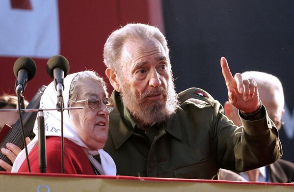 Hebe de Bonafini con el líder cubano Fidel Castro durante un mitin político en la Cumbre Alternativa del Mercosur en Córdoba, Argentina, 2006. - Sputnik Mundo