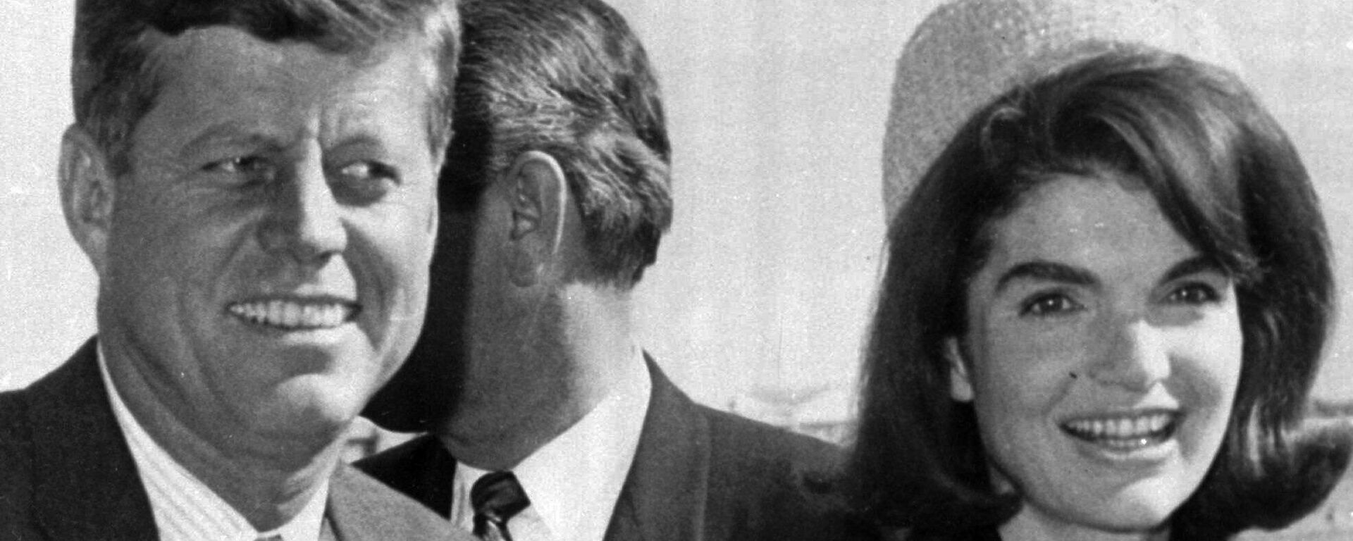 John F. Kennedy y su esposa, Jacqueline, en el aeropuerto Love Field de Dallas, Texas - Sputnik Mundo, 1920, 22.11.2022