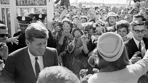El presidente John F. Kennedy y su esposa Jacqueline saludan a la multitud en el aeropuerto de Dallas, el 22 de noviembre de 1963. - Sputnik Mundo