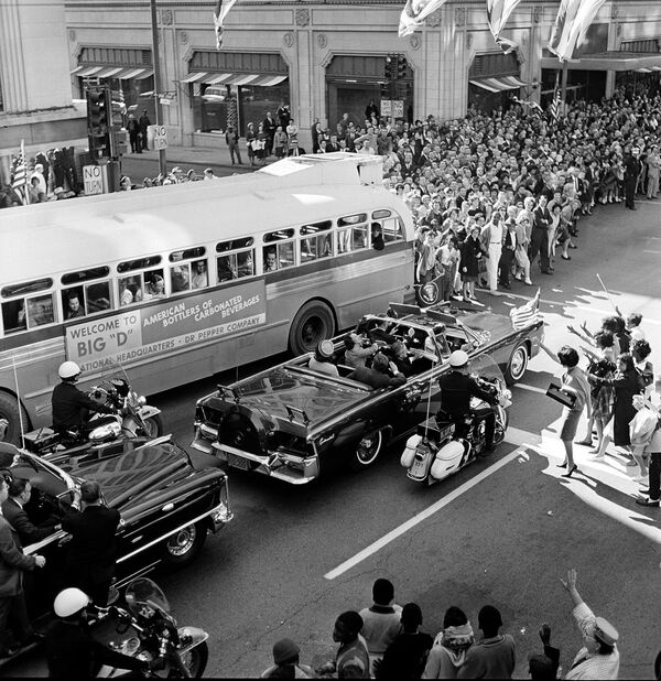 La caravana presidencial se acerca a la plaza central de Dallas, a pocos minutos del disparo mortal. - Sputnik Mundo