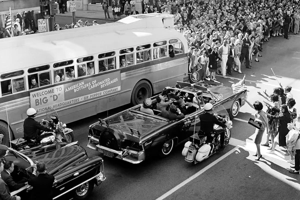 La caravana presidencial se acerca a la plaza central de Dallas, a pocos minutos del disparo mortal. - Sputnik Mundo