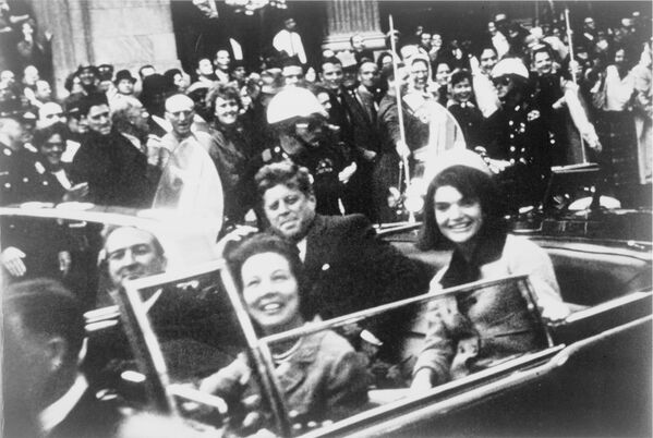 John y Jacqueline Kennedy y sus acompañantes en los últimos momentos antes de la tragedia. - Sputnik Mundo