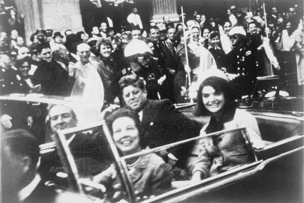 John y Jacqueline Kennedy y sus acompañantes en los últimos momentos antes de la tragedia. - Sputnik Mundo