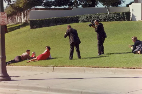 Los fotógrafos instan a la pareja a permanecer en el lugar donde se encuentran mientras hacen la foto. - Sputnik Mundo