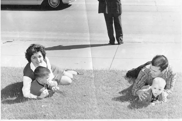 Testigos del asesinato Bill y Gayle Newman, al oír los disparos, cubren a sus hijos. - Sputnik Mundo