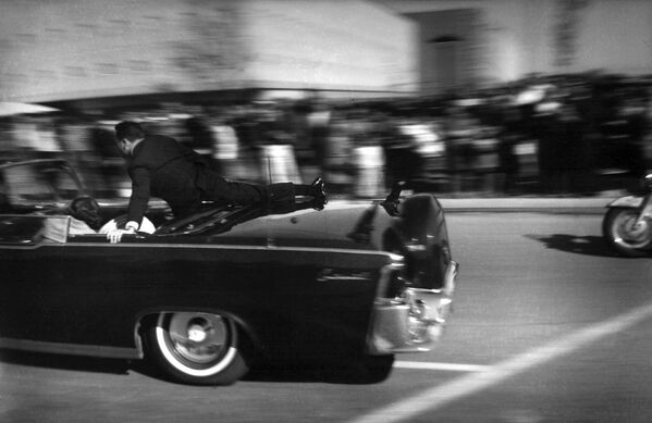 La limusina con Kennedy, herido de muerte, se apresura al hospital. El presidente murió 35 minutos después del tiroteo, sin recuperar la conciencia. - Sputnik Mundo