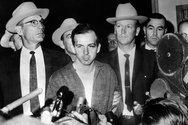 Una hora después de la tragedia, el presunto asesino fue detenido. Era Lee Harvey Oswald, de 24 años, un exmarine.En la foto: Oswald en una rueda de prensa en Dallas tras su detención. - Sputnik Mundo