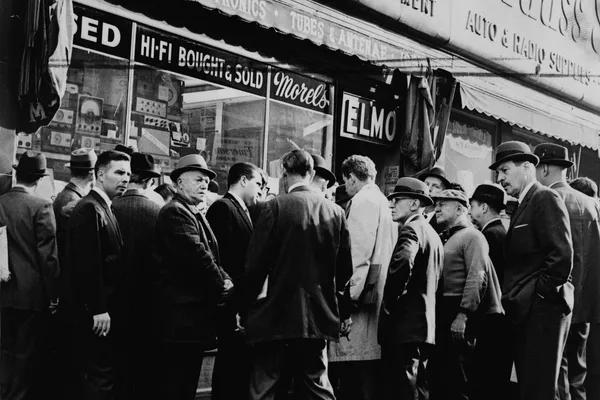 Dos días después, Oswald, que nunca se declaró culpable, fue abatido por Jack Ruby, propietario de un club nocturno de Dallas vinculado al crimen organizado. Posteriormente, Ruby fue condenado a muerte, pero la sentencia fue impugnada y murió de cáncer de pulmón en 1967. Esta imagen, que muestra a Jack Ruby disparando a Lee Harvey Oswald, ganó el Premio Pulitzer de 1964 a la mejor fotografía. - Sputnik Mundo