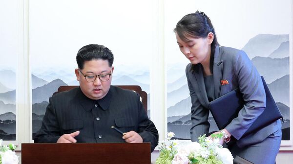 El líder norcoreano Kim Jong-un y su hermana menor, Kim Yo-jong, hermana menor - Sputnik Mundo