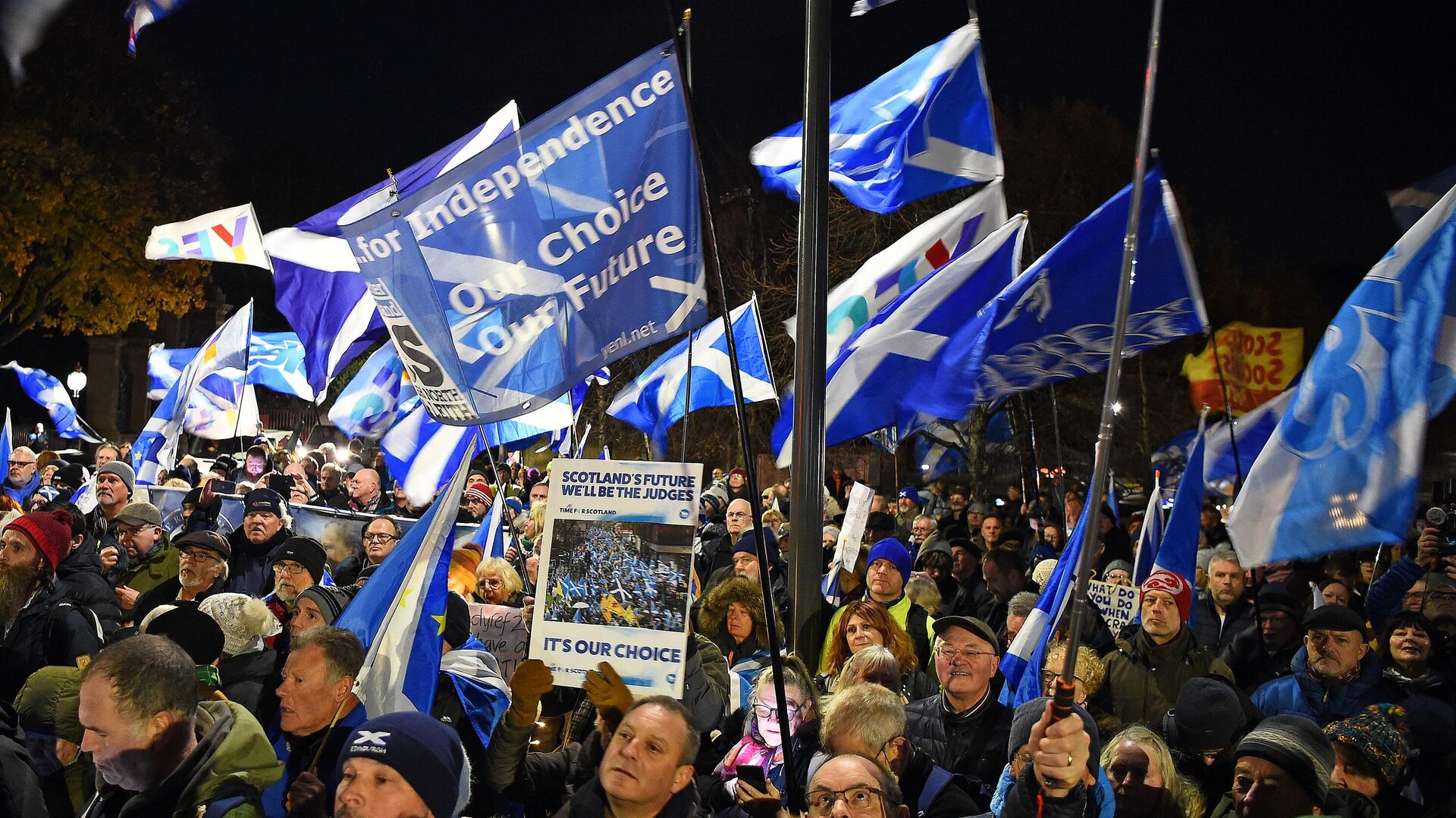 Los partidarios de la independencia de Escocia ondean banderas del Saltire durante una concentración frente al Parlamento en Edimburgo el 23 de noviembre de 2022  - Sputnik Mundo, 1920, 07.12.2022
