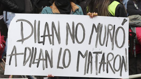 Mujer sostiene un cartel en referencia a Dilan Cruz, el joven colombiano asesinado durante las protestas de 2019 - Sputnik Mundo