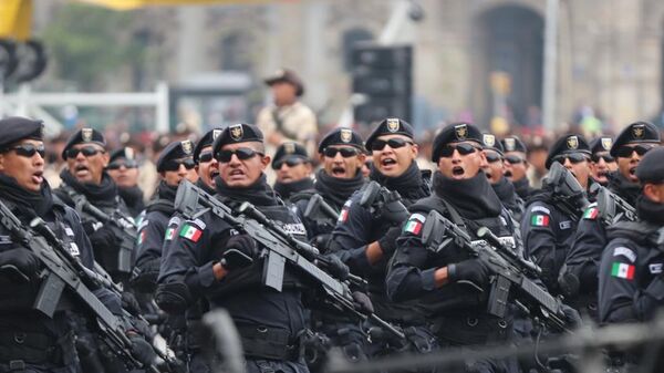 Elementos de la Guardia Nacional de México marchan durante el desfile conmemorativo por el Día de la Revolución mexicana, el 20 de noviembre de 2022 - Sputnik Mundo
