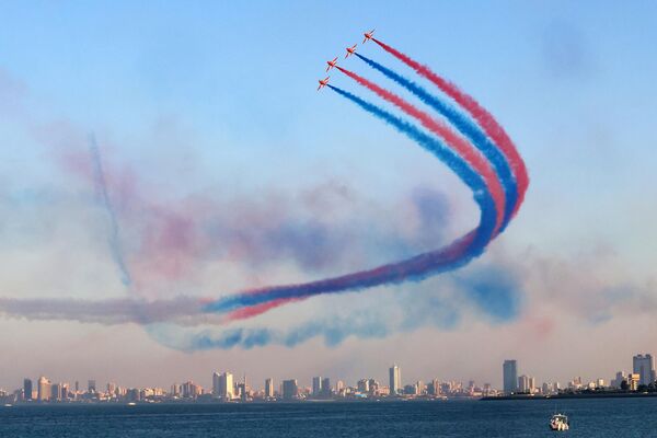 El equipo acrobático de Red Arrows (Flechas Rojas, en español) de la Real Fuerza Británica (RAF) muestra un espectáculo aéreo en la ciudad de Kuwait. - Sputnik Mundo