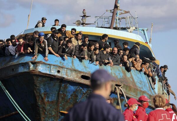 Un barco pesquero que transportaba a 430 migrantes, en su mayoría sirios, quedó atrapado en una tormenta en el mar Mediterráneo y posteriormente fue remolcado al puerto de la ciudad griega de Palaiochora, al suroeste de la isla de Creta. - Sputnik Mundo