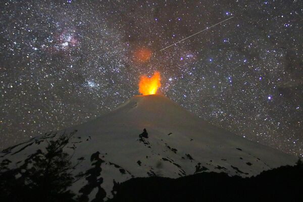 Las llamas en el cráter del volcán Villarrica, situado en el Parque Nacional Villarrica, en Chile. Este volcán es considerado como uno de los más activos de Sudamérica y tiene 2.847 metros de altura. - Sputnik Mundo