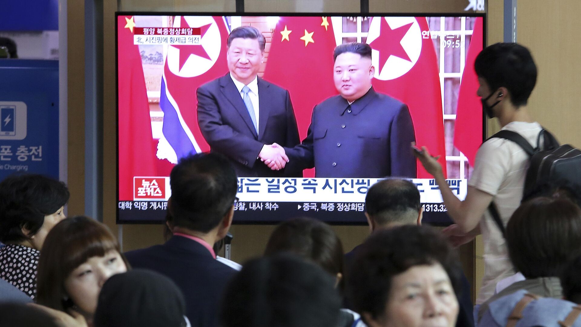 El presidente de China, Xi Jinping, con  el presidente de Corea del Norte, Kim Jong-un - Sputnik Mundo, 1920, 26.11.2022