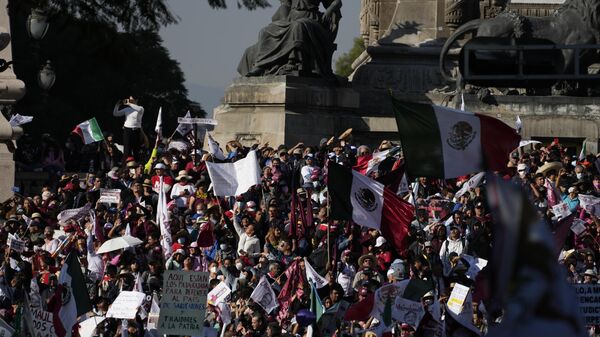Miles de mexicanos se congregan en la capital para la marcha del presidente, Andrés Manuel Lopez Obrador - Sputnik Mundo