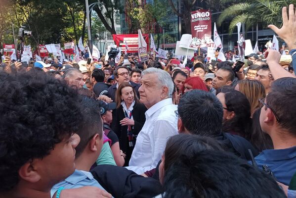 La última vez que Andrés Manuel López Obrador participó en una marcha fue en junio de 2016, cuando participó en la llamada Marcha del Silencio en contra de la reforma educativa del expresidente Enrique Peña Nieto y en defensa de los maestros. - Sputnik Mundo