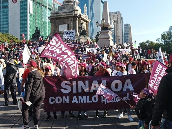 Para celebrar los cuatro años del gobierno de López Obrador miles de personas de otros estados mexicanos llegaron este día a la Ciudad México. Los medios ya le otorgaron el nombre de la &quot;marcha histórica&quot; de AMLO. - Sputnik Mundo