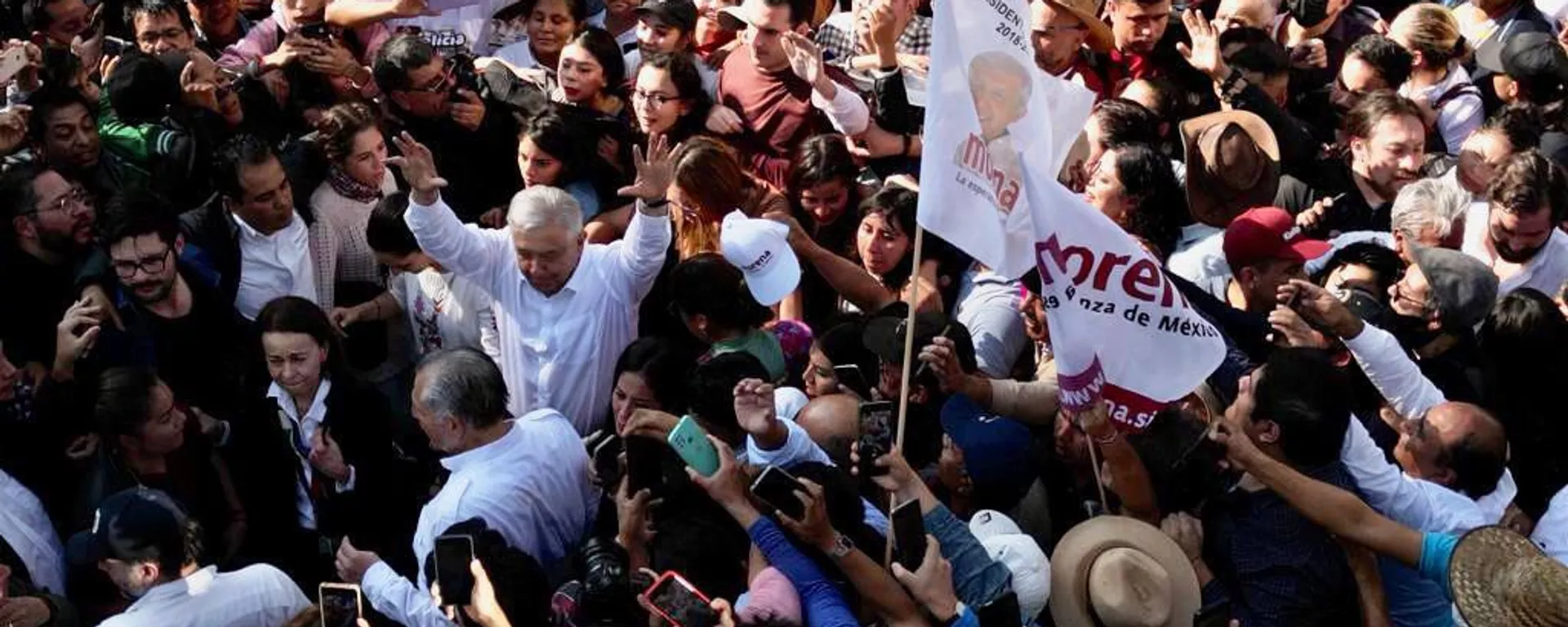 AMLO durante la marcha en su apoyo - Sputnik Mundo, 1920, 26.02.2024