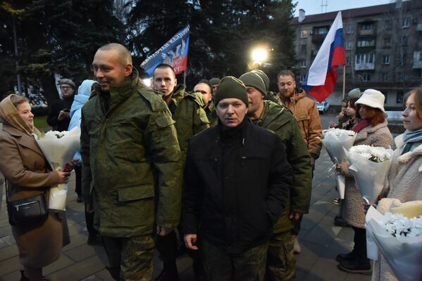 La reunión de militares liberados del cautiverio ucraniano en Jartsizsk, RPD. - Sputnik Mundo