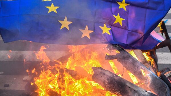 La bandera de la UE en llamas  - Sputnik Mundo
