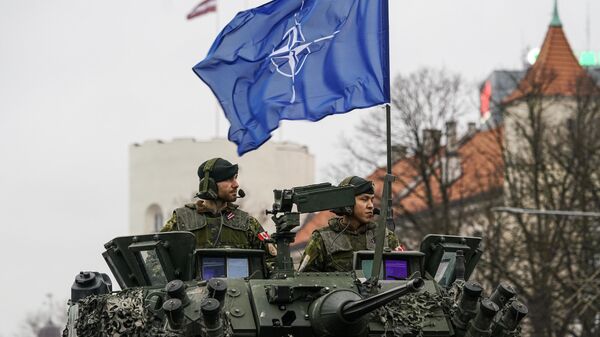Los militares de la OTAN en un desfile militar (imagen referencial) - Sputnik Mundo